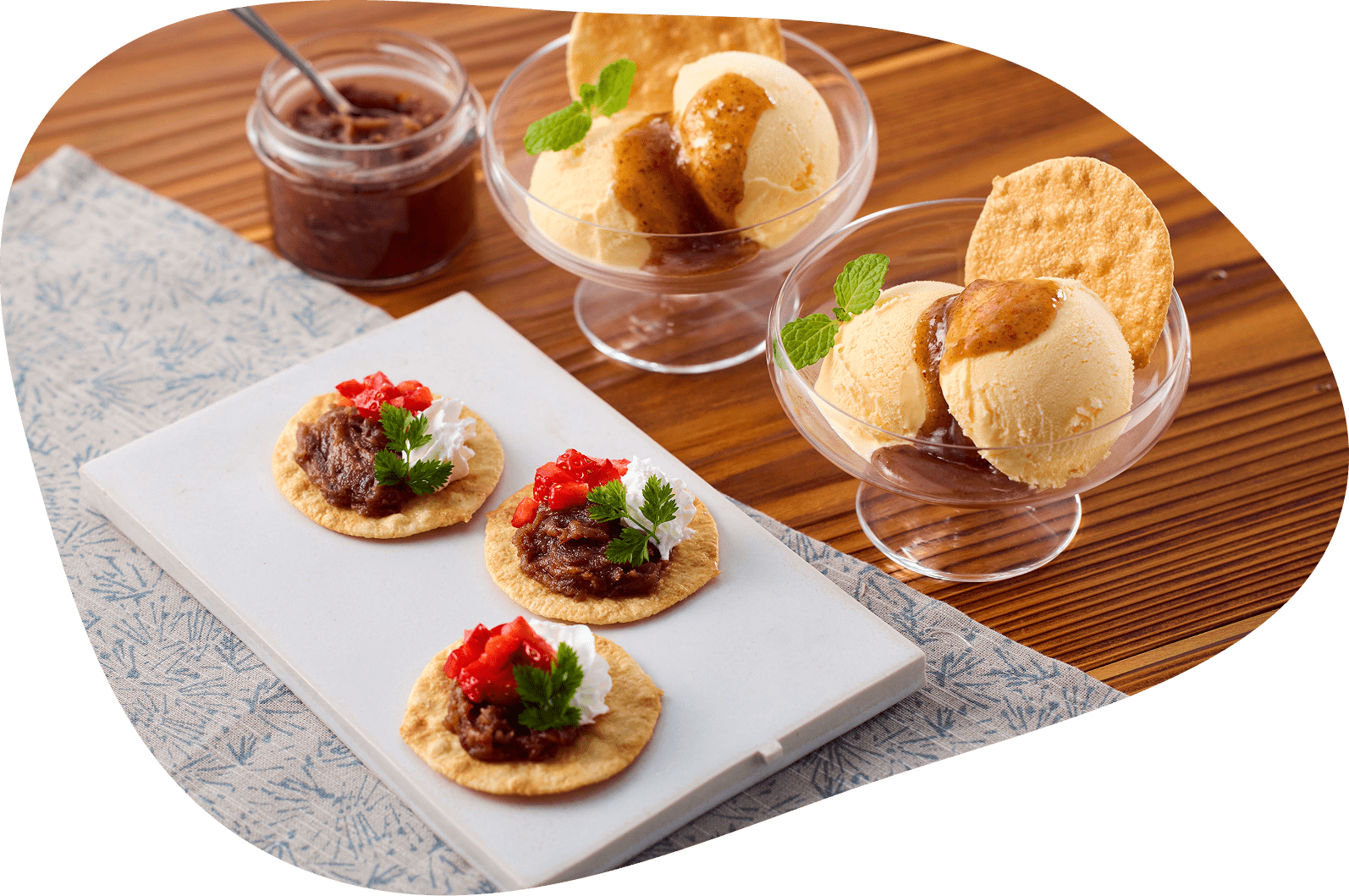 アイスやイチゴ小豆ソースなどのスイーツ系のアレンジをしているディップせんべい