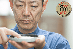 五つ星マイスターがお米を選別している