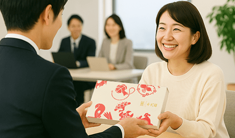 おせんべいのギフトをお渡ししている